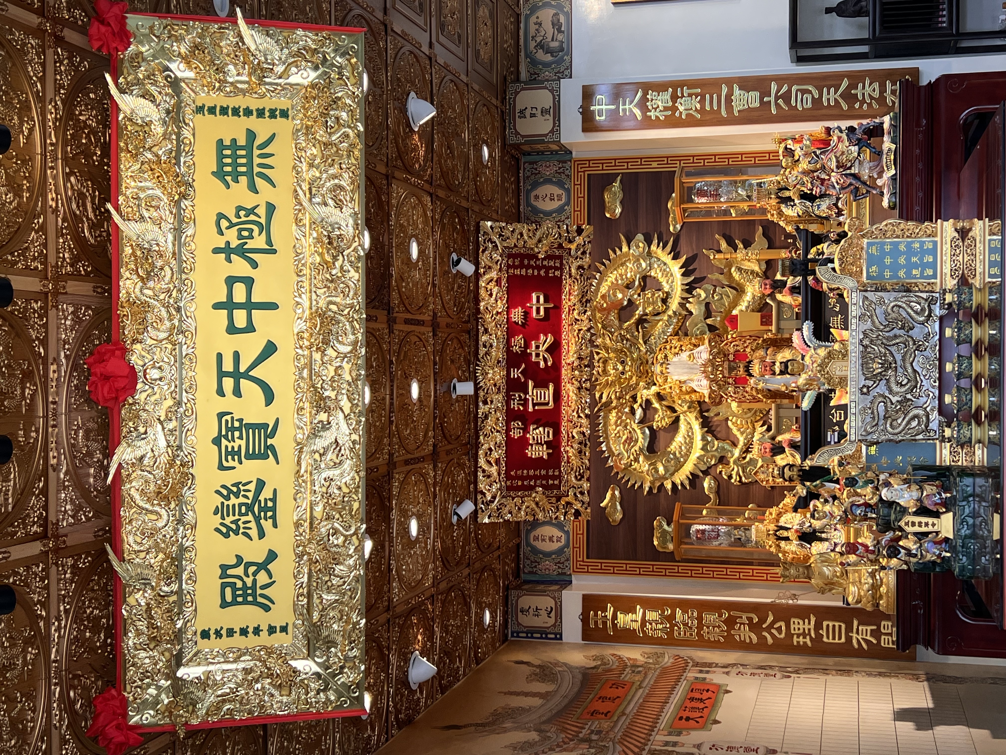 殿內側景